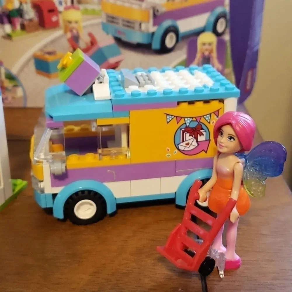 LEGO FRIENDS HEARTLAKE GIFT DELIVERY (RETIRED)